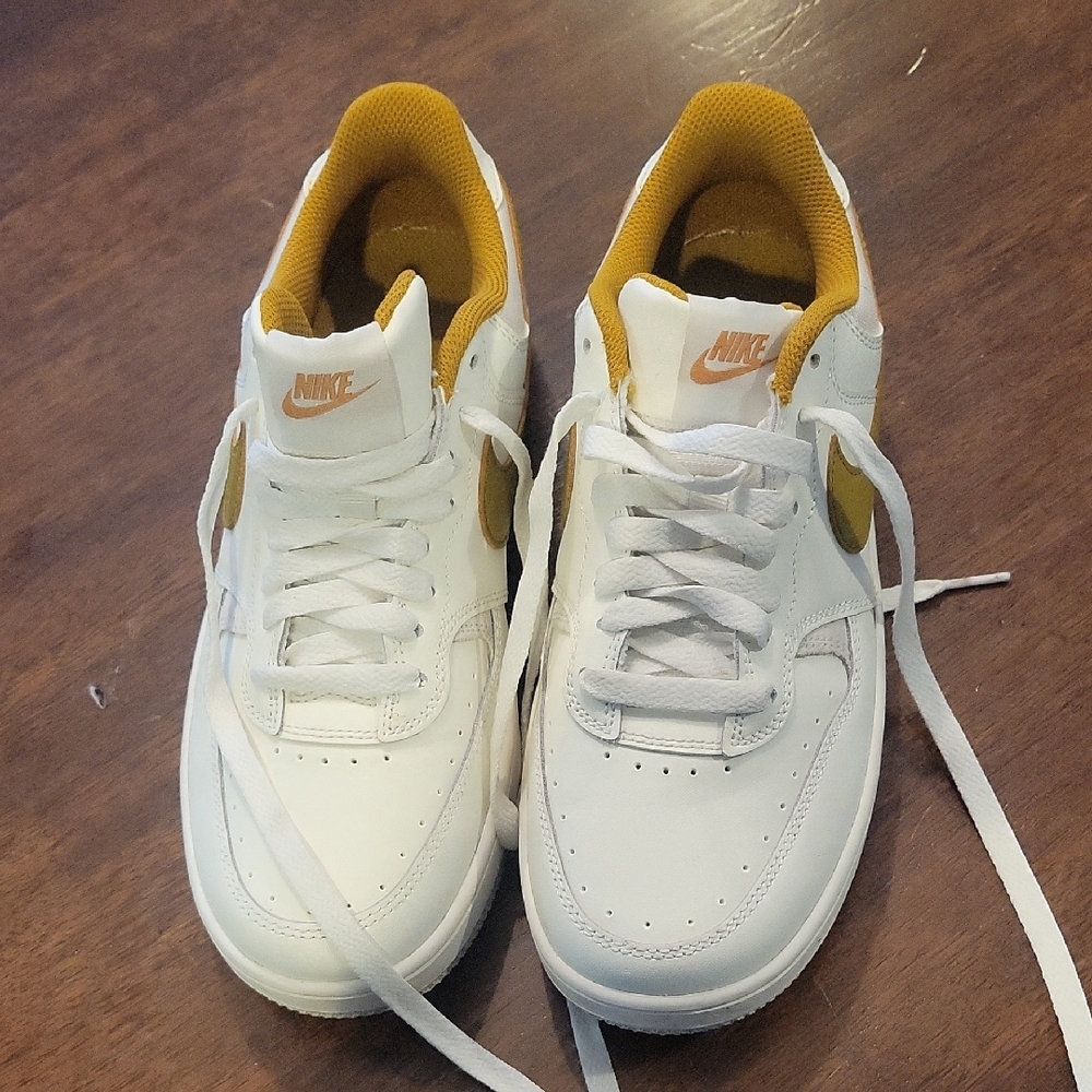 NIKE GAMMA FORCE SNEAKERS  7.5  WHITE/BRONZE